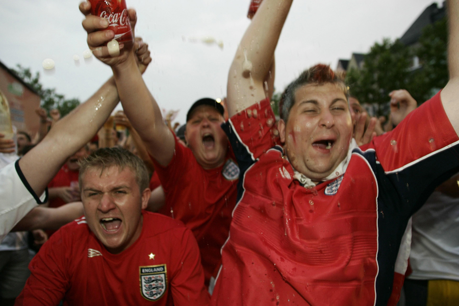 WORLDCUP Fans – cheering on England team