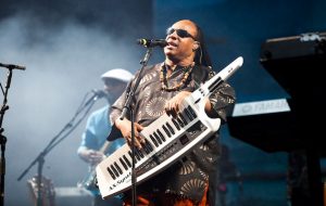 Watch Stevie Wonder kneel down while performing the US National Anthem
