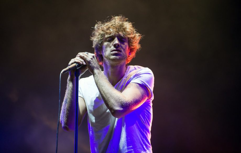 Paolo Nutini performing
