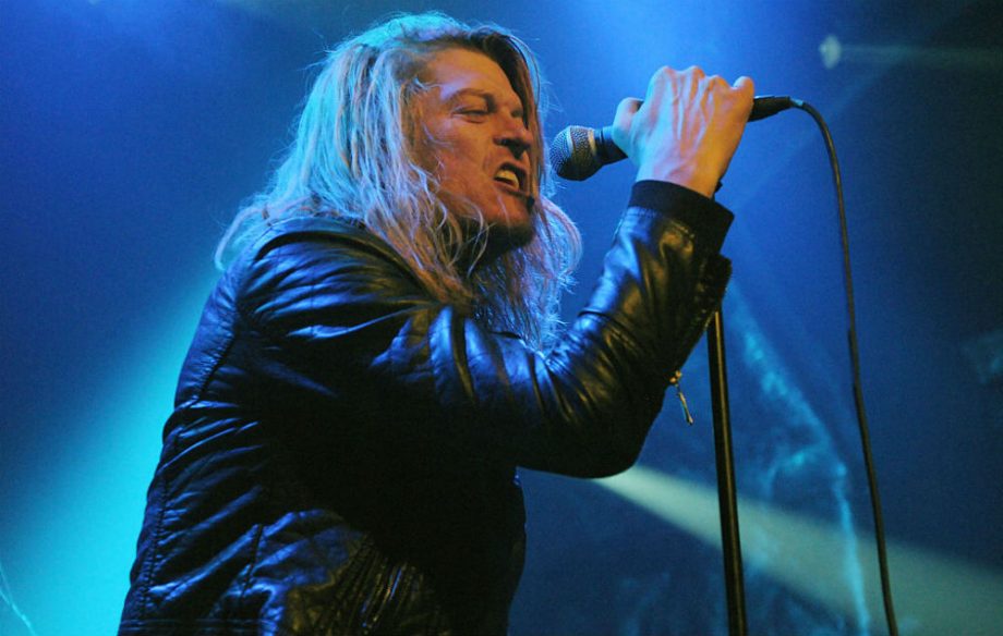Puddle of Mudd singer walks off stage