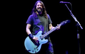 Dave Grohl helps a fan on crutches by gifting her his shoe