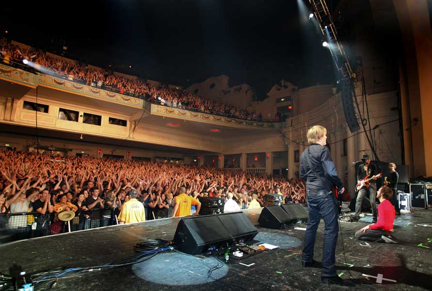 Kasabian.