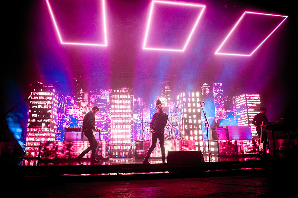 Fans React To The 1975... Taylor Swift Songs 2016