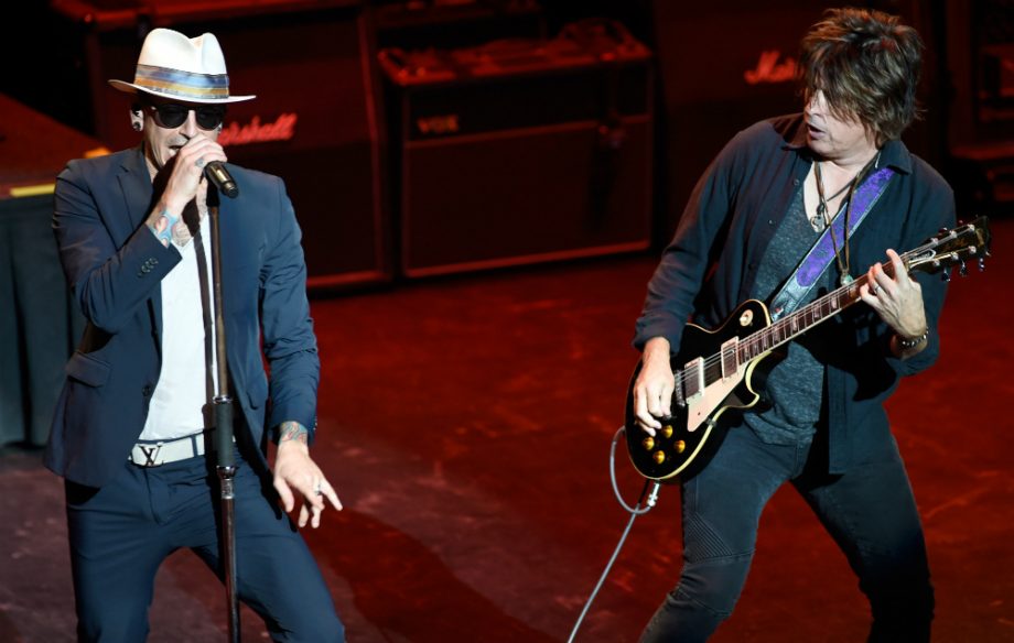 Chester Bennington performing with Stone Temple Pilots in Louisville, Kentucky in September 2015
