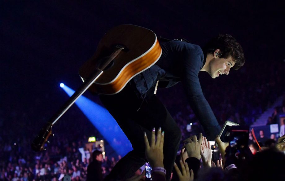 Shawn Mendes live at the MTV EMAs 2017