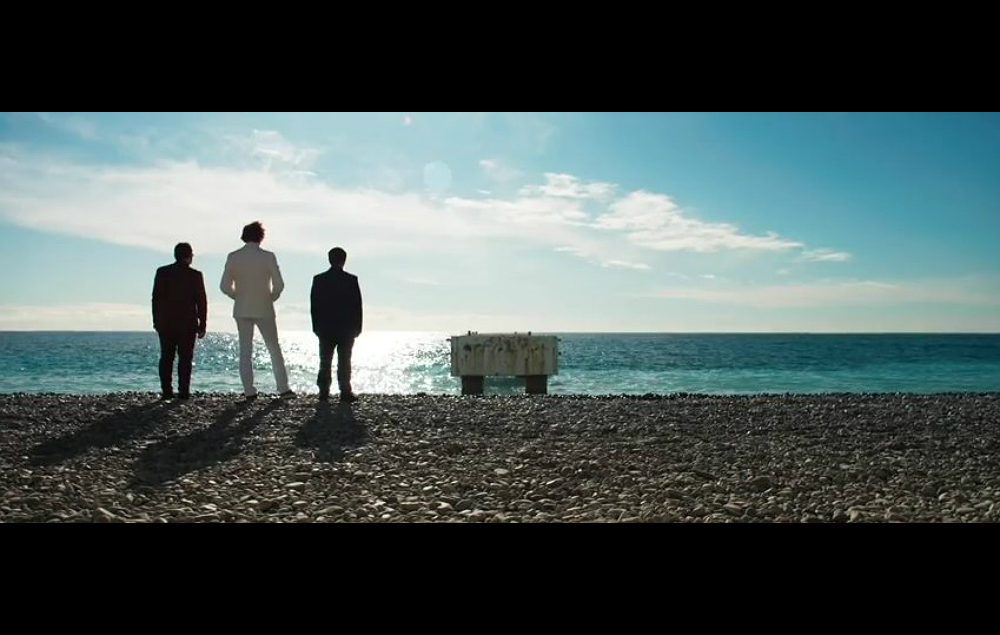 Manic Street Preachers have unveiled their new video 'International Blue'