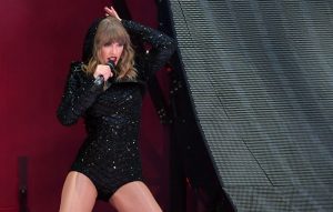 Watch Taylor Swift get stuck mid-air during Philadelphia show