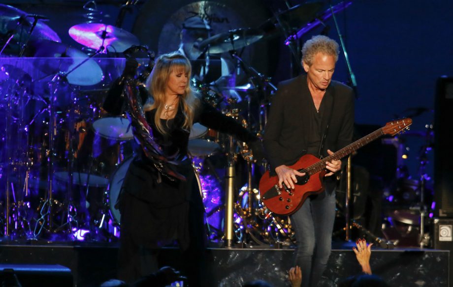 Lindsey Buckingham αρχίζει περιοδεία ταυτόχρονα με τους Fleetwood Mac Lindsey Buckingham αρχίζει περιοδεία ταυτόχρονα με τους Fleetwood Mac