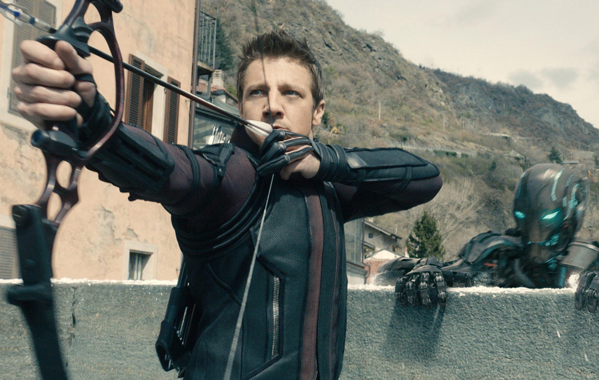 HC9CG0 AVENGERS: AGE OF ULTRON, Jeremy Renner (as Hawkeye), 2015. ©Walt Disney Pictures/courtesy Everett Collection